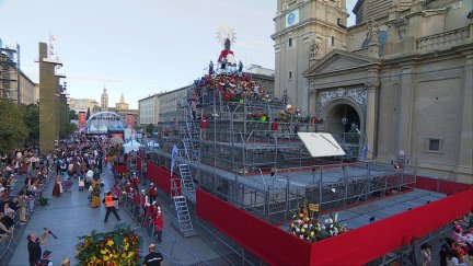 Hasta las 8:30 ya han pasado 220 grupos por la plaza del Pilar