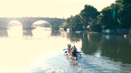 La primera embarcación de la Ofrenda Fluvial ha llegado al Club Náutico pasadas las 9:00