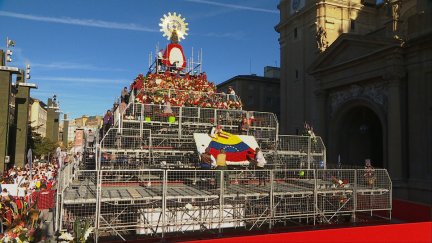 La bandera de Venezuela ya luce en el manto de la Virgen