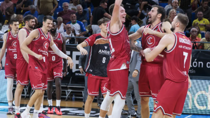 Los jugadores del Casademont celebrando el triunfo en Tenerife