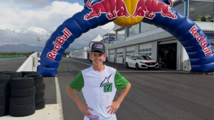 Víctor Cubeles posando antes de hacer las pruebas de la Rookies Cup
