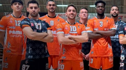 Varios jugadores de la plantilla del Pamesa Teruel Voleibol de esta temporada