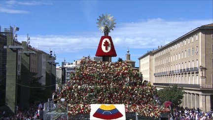 Miles de oferentes participan en la Ofrenda de Flores de Zaragoza