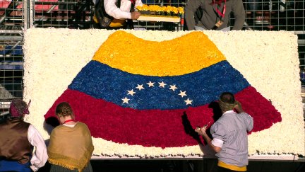 Venezuela ha teñido de color el manto de la Virgen en las Fiestas del Pilar con su bandera.