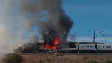 Los bomberos han acudido a la zona para apagar el fuego.