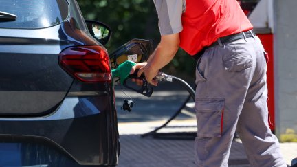 (Foto de ARCHIVO) Una persona reposta gasolina en un coche, en una gasolinera.