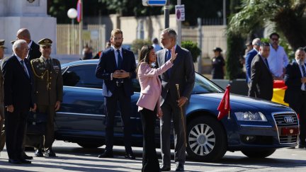 El rey Felipe VI (c-d) y la reina Letizia (c-i) junto al presidente de Melilla, Juan José Imbroda (i), saludan a los ciudadanos de Melilla este miércoles a su llegada a la ciudad autónoma.