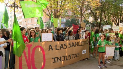 Concentración de los docentes en Huesca, que piden el cese del jefe de Inspección provincial.