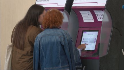 Pasajeros frente a máquinas de autoventa de billetes en la estación de Delicias de Zaragoza.