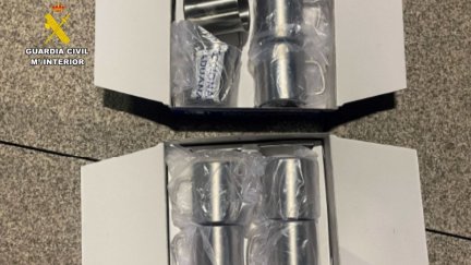 Tazas en las que iba oculta la droga.