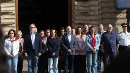 Este sábado, se ha convocado un minuto de silencio frente al Ayuntmiento de Zaragoza para condenar la agresión sexual sufrida este pasado viernes por una mujer, en el marco de las fiestas. / Aragón TV
