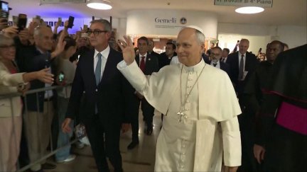 El Papa León XIV saliendo este sábado del hospital