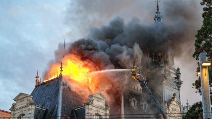 El Ayuntamiento de Limoges, construido en el último cuarto del siglo XIX, quedó prácticamente destruido este sábado por un incendio provocado durante un ataque de manifestantes.