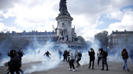 Manifestantes se enfrentan a las fuerzas policiales durante una protesta contra el aumento del costo de vida y los recortes en los servicios públicos en la Plaza de la República de París.