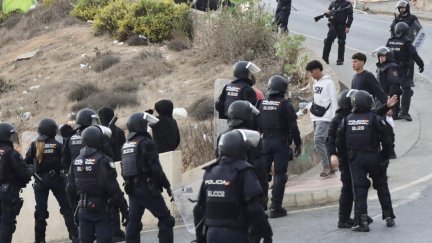 Miembros de la Policía Nacional participan en el operativo de este domingo en Ceuta