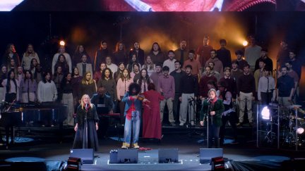 Así ha sonado 'Somos', de Labordeta, en el escenario de la plaza del Pilar de Zaragoza. / Aragón TV