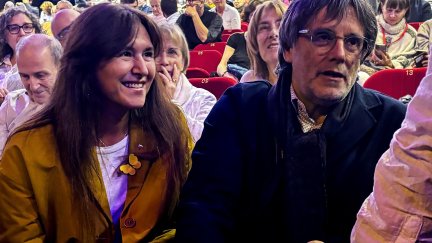 Una de las últimas apariciones del expresidente catalán y líder independentista, Carles Puigdemont, junto a la expresidenta del Parlament Laura Borrás en París.