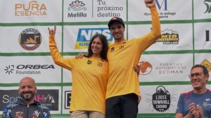 Gabi Torralba en el podio de la Copa de España de Enduro junto a la ganadora femenina Irene Gómez