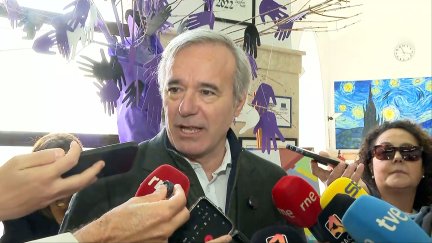El presidente de Aragón, Jorge Azcón, en su visita al IES Vega del Turia en Teruel.