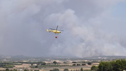 Imagen de archivo de un helicóptero trabajando en la extinción del incendio, a 16 de julio de 2026, en Cinco Villas, Zaragoza, Aragón (España).