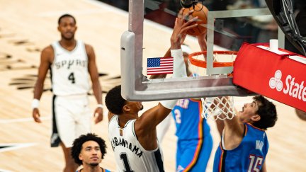 El tapón de Aday Mara a Víctor Wembanyama durante su debut en la NBA