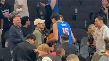 Aday Mara celebra con sus padres en la grada su primer partido en la NBA.