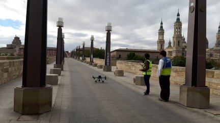 El dron que ha tomado imágenes en el puente de Piedra.