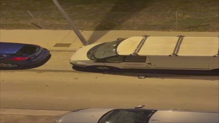 Imagen de los daños causados a los vehículos estacionados con los que colisionó durante el recorrido de la huida.