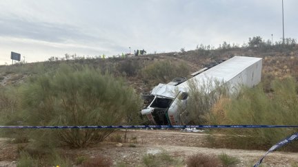 Así ha quedado el camión tras caer por un terraplén en el recinto ferial de Valdespartera, en Zaragoza.