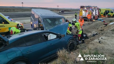 Tres heridos en un choque frontal entre una furgoneta y un turismo entre Ejea y Tauste