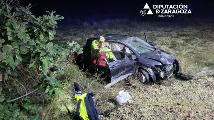 Los bomberos de la Diputación de Zaragoza han tenido que rescatar a dos de los tres ocupantes del vehículo.