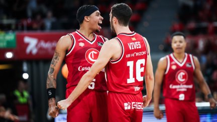 Homesley y Vives celebran una canasta ante Lleida