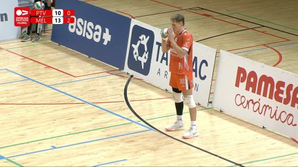 Un jugador del Pamesa Teruel Voleibol durante un saque