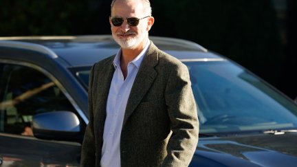 El rey Felipe VI saluda a los medios tras abandonar este domingo la clínica de Oviedo donde el sábado fue sometido a una operación de cataratas en su ojo izquierdo. Paco Paredes