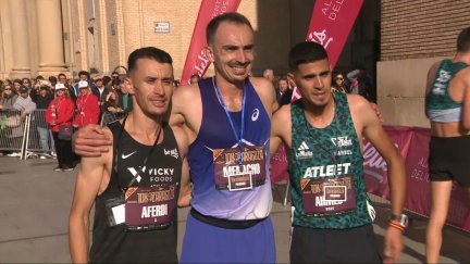 Menacho posando con los otros atletas que completan el podio de la prueba masculina
