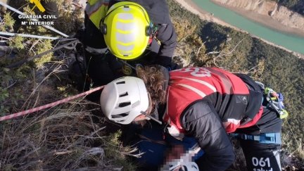 Efectivos de la Guardia Civil atienden al escalador herido tras sufrir una caída en Montrebei.