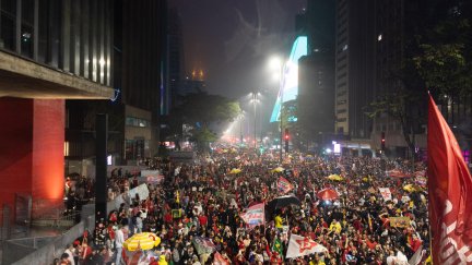 Simpatizantes del presidente brasileño, Luiz Inácio Lula da Silva celebrando este domingo su victoria en São Paulo.