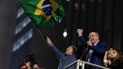 El presidente de Brasil, Luiz Inácio Lula da Silva, y el vicepresidente, Geraldo Alckmin, hablan frente a simpatizantes que celebran su victoria en Sao Paulo (Brasil).