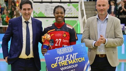 Danila So Delgado recibiendo uno de los reconocimientos ante Japón