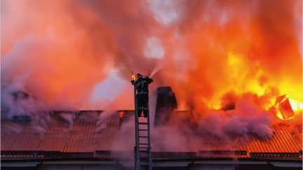 Un bombero apaga un incendio.