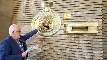 Buzón boca de león, en el edificio de Correos en Independencia. / Correos