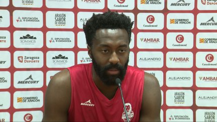 Gabriel Olaseni durante su comparecencia hoy ante los medios de comunicación