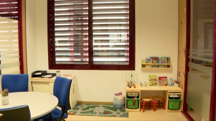 Uno de los espacios habilitados en el cuartel de la Paz para que los niños pequeños puedan jugar mientras sus madres son atendidas.
