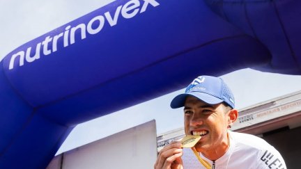 Roberto Bou con su medalla del regional de gravel