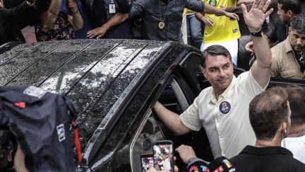 Fotografía de archivo del 25 de octubre de 2026 del excandidato a la presidencia Flavio Bolsonaro saludando a sus seguidores en Río de Janeiro (Brasil).