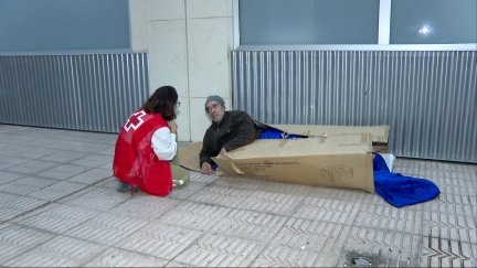 Alfonso hablando con una de las voluntarias de Cruz Roja