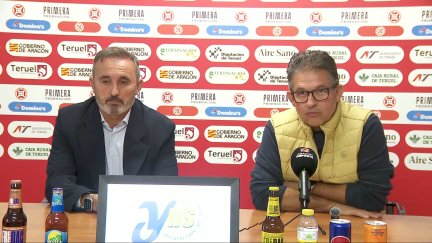 Santiago Gonzalvo, presidente del CD Teruel y Kiko Ramírez, exentrenador del CD Teruel, en rueda de prensa