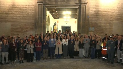 Minuto de silencio a las puertas del Ayuntamiento de Huesca.