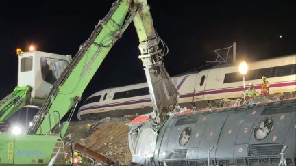 Levantamiento de uno de los trenes accidentados durante la noche de este miércoles.