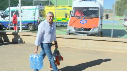 Urda muestra su cara más solidaria llevando productos de primera necesidad a heridos y familiares.